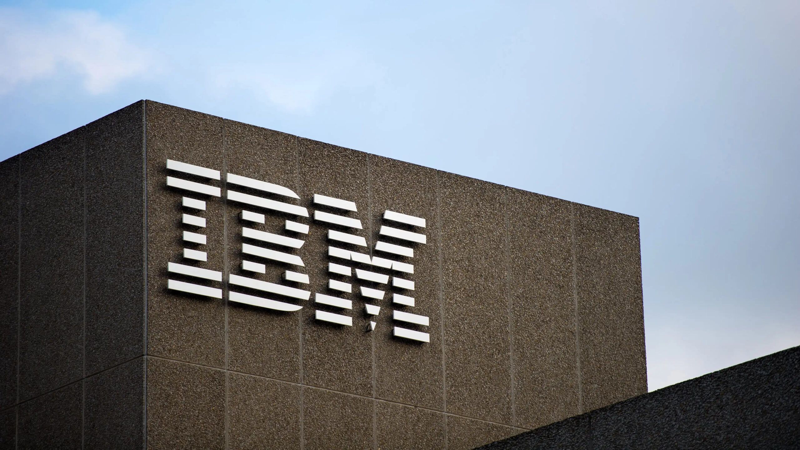 Τα έσοδα και τα κέρδη της IBM ξεπέρασαν τις εκτιμήσεις