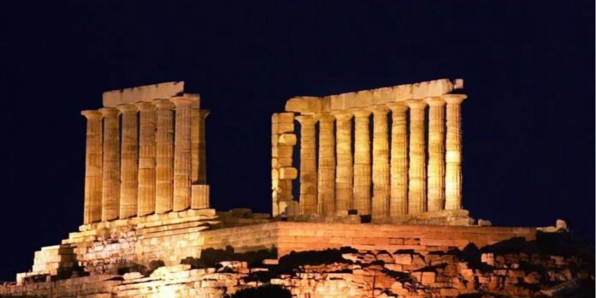 Η Metlen φωταγωγεί τον ναό του Ποσειδώνα στο Σούνιο