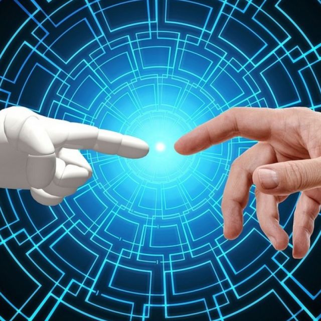 Εκπαίδευση 2.000 δημοσίων υπαλλήλων σε cloud και AI