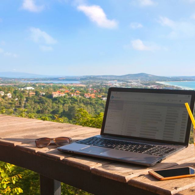 1 στους 2 Έλληνες δουλεύουν στις διακοπές