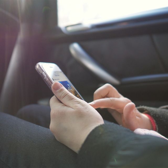 Το ΕΚ ζητά πρόσβαση στα social media μόνο για άτομα άνω των 16