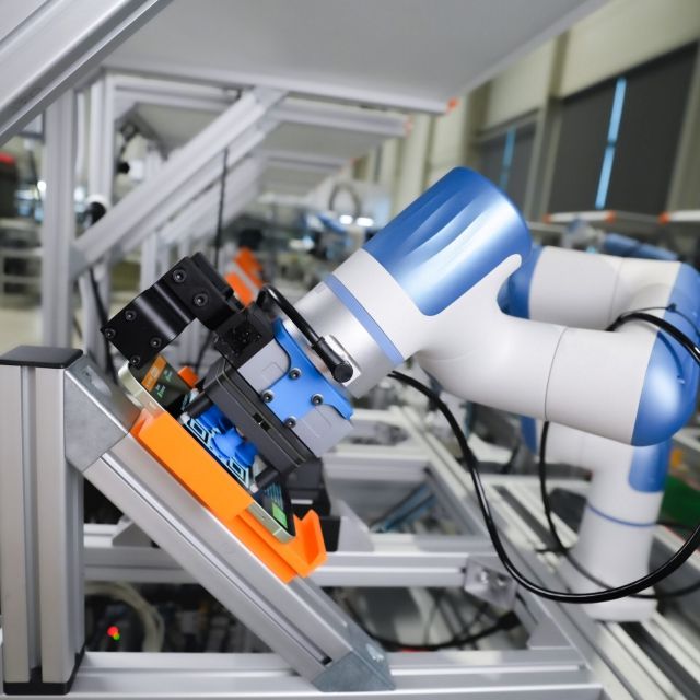 Η Breezy εγκαινιάζει εργοστάσιο «ρομπότ» στην Πολωνία