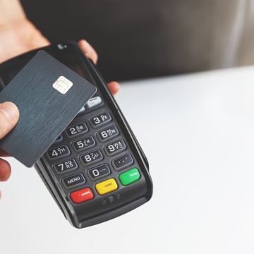 Περισσότερα έσοδα από ΦΠΑ χάρη στις ηλεκτρονικές πληρωμές