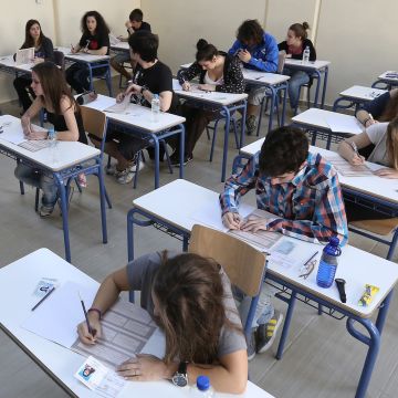 3 στους 4 έμαθαν τη βαθμολογία τους στις Πανελλήνιες μέσω SMS 