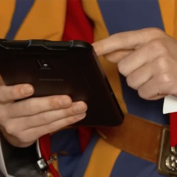 Η φρουρά του Πάπα επιλέγει Samsung Knox Suite