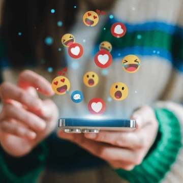 2 στους 3 Έλληνες ξοδεύουν άσκοπο χρόνο στα social media