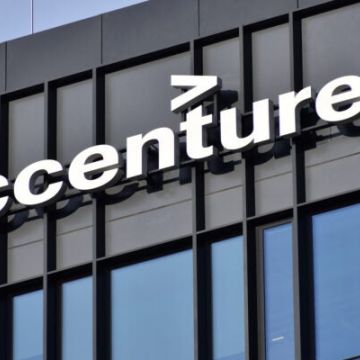 Η Accenture απολύει εργαζόμενους μη εκπαιδευμένους στην ΤΝ