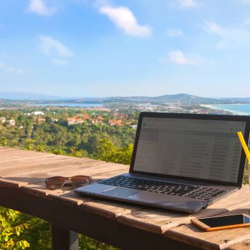 1 στους 2 Έλληνες δουλεύουν στις διακοπές