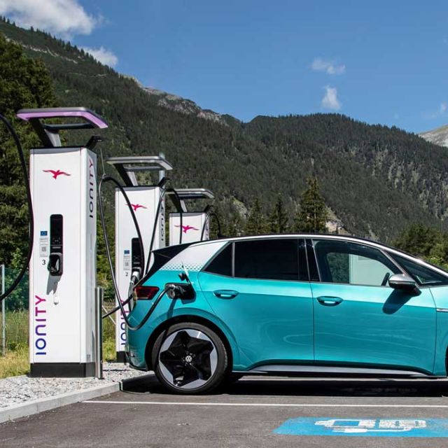 Έκλεισε η συμφωνία στην ΕΕ για τα ηλεκτρικά οχήματα